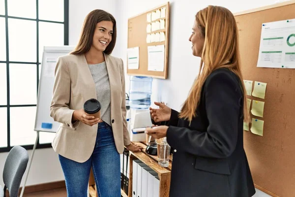 Travailleurs Affaires Mère Fille Utilisant Smartphone Boire Café Bureau — Photo