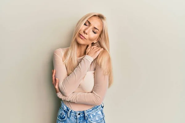 Jeune Femme Blonde Portant Des Vêtements Décontractés Embrassant Heureux Positif — Photo