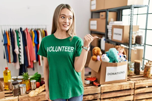 Bağışta Gönüllü Tişört Giyen Asyalı Genç Bir Kadın Gülümseyen Yüz — Stok fotoğraf