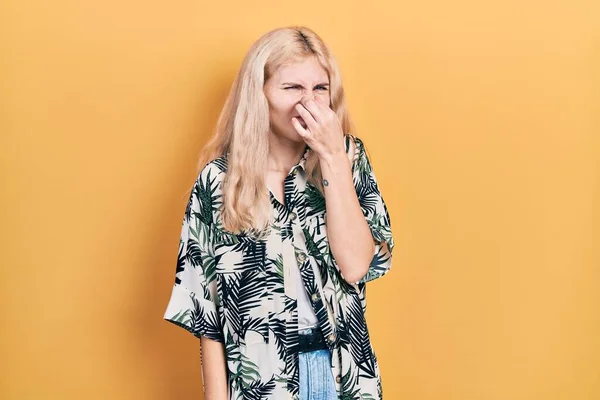 Beautiful Caucasian Woman Blond Hair Wearing Tropical Shirt Smelling Something — Stock Photo, Image