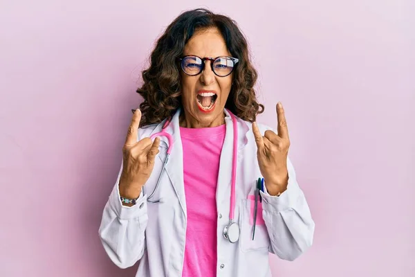 Orta Yaşlı Spanyol Kadın Doktor Üniforması Giyiyor Gözlük Takıyor Çılgın — Stok fotoğraf