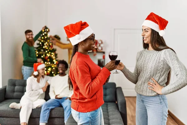 Gruppo Giovani Che Festeggiano Natale Due Donne Sorridenti Felice Bere — Foto Stock