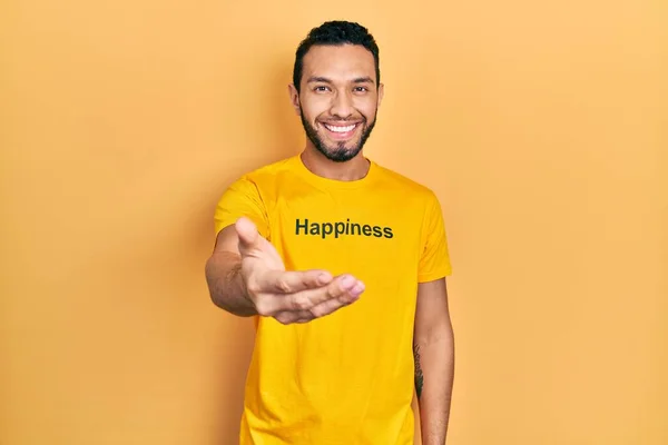 Hispanischer Mann Mit Bart Trägt Shirt Mit Glückwunschwort Botschaft Lächelnd — Stockfoto