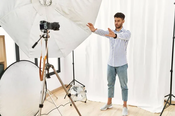Arabische Jongeman Doet Zich Voor Als Model Fotostudio Stop Gebaar — Stockfoto