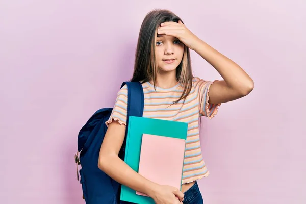 Jovem Morena Segurando Mochila Estudantil Livros Estressados Frustrados Com Mão — Fotografia de Stock