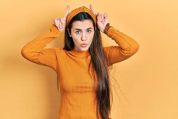 Jovem Adolescente Morena Vestindo Camisola Amarela Casual Fazendo Gesto Engraçado — Fotografia de Stock