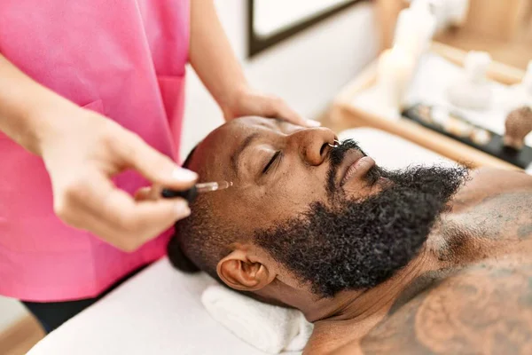 在美容中心接受皮肤治疗的年轻非洲裔美国人 — 图库照片
