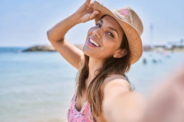 Mulher Morena Desfrutando Dia Verão Praia Tirando Uma Foto Selfie — Fotografia de Stock