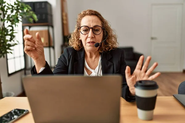 Midtalderens Hvite Agent Med Videosamtale Kontoret – stockfoto