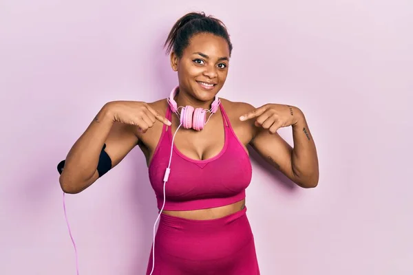 Chica Afroamericana Joven Que Usa Ropa Gimnasio Usa Auriculares Que —  Fotos de Stock