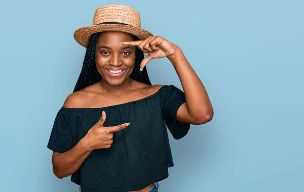 Mujer Afroamericana Joven Con Sombrero Verano Sonriente Haciendo Marco Con —  Fotos de Stock
