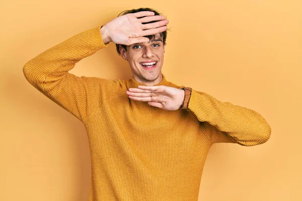 Pemuda Hipster Tampan Mengenakan Sweater Kuning Kasual Tersenyum Gembira Mengintip — Stok Foto