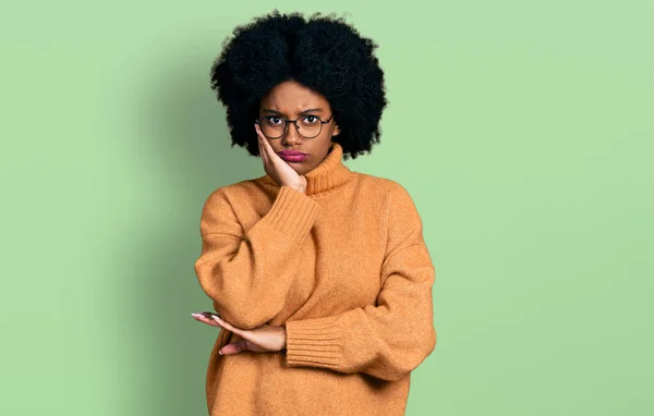 Jonge Afrikaanse Amerikaanse Vrouw Dragen Casual Kleding Denken Kijken Moe — Stockfoto