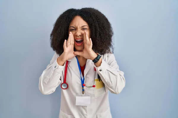 Junge Afrikanisch Amerikanische Frau Arztuniform Und Stethoskop Schreit Wütend Laut — Stockfoto
