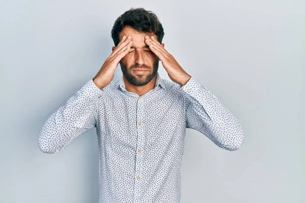 Przystojny Mężczyzna Brodą Eleganckiej Koszuli Cierpiący Ból Głowy Zdesperowany Zestresowany — Zdjęcie stockowe