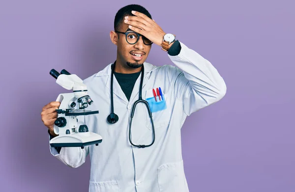 Jovem Afro Americano Vestindo Uniforme Cientista Segurando Microscópio Estressado Frustrado — Fotografia de Stock