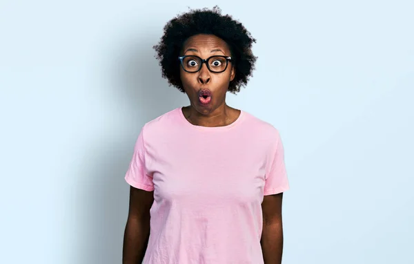 Afroamerikanerin Mit Afrohaaren Lässiger Kleidung Und Brille Ängstlich Und Schockiert — Stockfoto