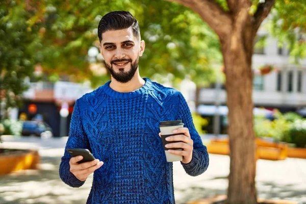 Молодий Арабський Чоловік Використовує Смартфон Каву Парку — стокове фото