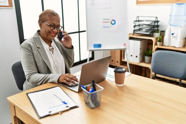 Senior African American Woman Business Worker Talking Smartphone Working Office — Stockfoto