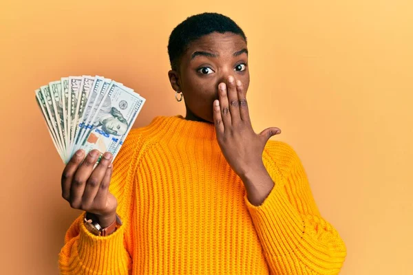 Νεαρή Αφρο Αμερικανίδα Που Κρατάει Δολάρια Καλύπτοντας Στόμα Χέρι Σοκαρισμένη — Φωτογραφία Αρχείου
