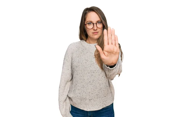 Ung Blond Kvinna Bär Casual Tröja Och Glasögon Gör Sluta — Stockfoto