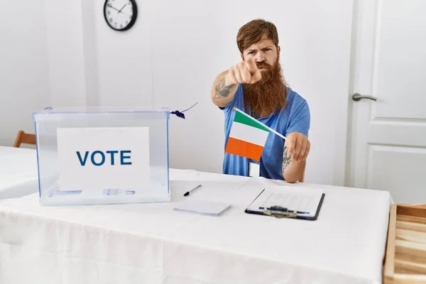 Homem Caucasiano Com Longa Barba Eleição Campanha Política Segurando Bandeira — Fotografia de Stock