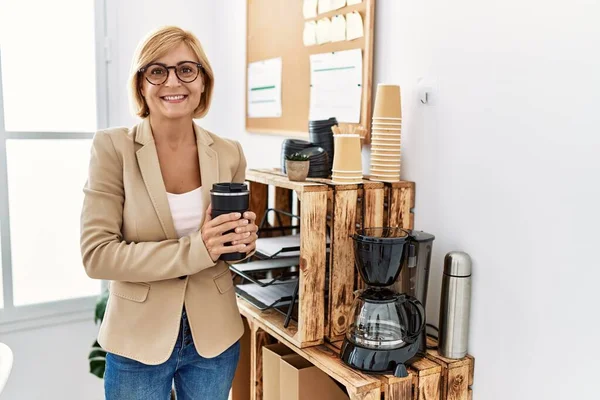 Middelbare Leeftijd Blonde Vrouw Glimlachen Zelfverzekerd Het Drinken Van Koffie — Stockfoto