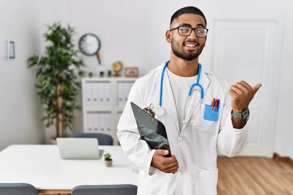 Jonge Indiaanse Man Doktersuniform Stethoscoop Glimlachend Met Een Vrolijk Gezicht — Stockfoto