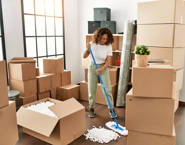 Middelbare Leeftijd Spaanse Vrouw Glimlachend Zelfverzekerde Schoonmaakvloer Nieuw Huis — Stockfoto