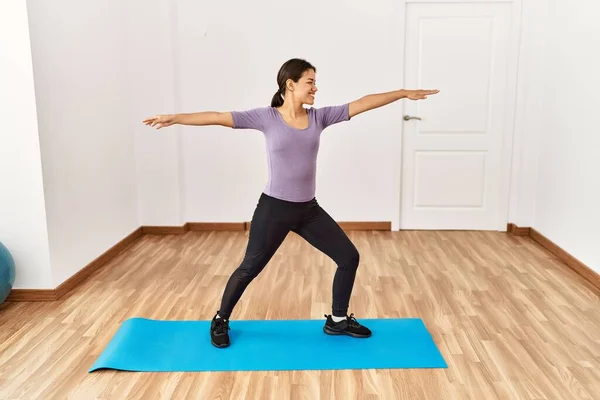 Mujer Latina Joven Sonriendo Yoga Entrenamiento Seguro Centro Deportivo —  Fotos de Stock