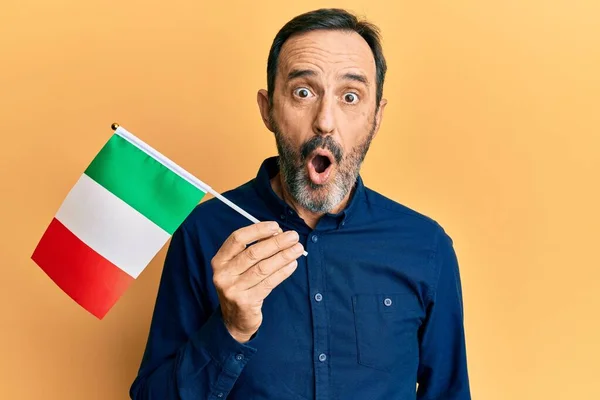 Mittelalter Hispanischer Mann Mit Italienischer Flagge Erschrocken Und Erstaunt Mit — Stockfoto