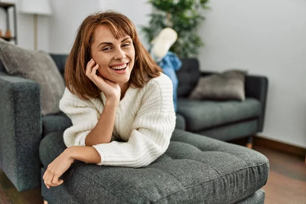 Ung Kaukasisk Kvinna Ler Säker Liggande Soffan Hemma — Stockfoto