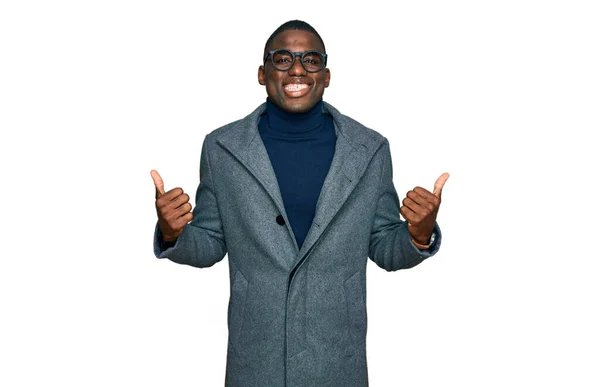 身穿商务服装和眼镜的年轻的非洲裔美国人成功的标志着他们的手举着积极的手势 微笑着竖起大拇指 快乐地微笑着 快乐的表达和胜利的姿态 — 图库照片