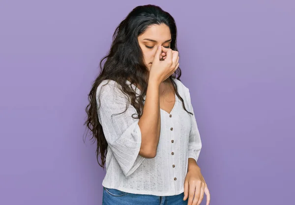 Morena Jovem Mulher Vestindo Roupas Casuais Cansado Esfregando Nariz Olhos — Fotografia de Stock