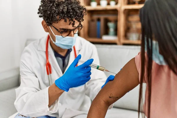 Молодий Лікар Вводить Вакцину Проти Коронавірусу Жінки Яка Сидить Дивані — стокове фото