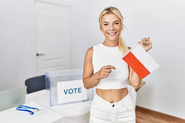 Mulher Caucasiana Jovem Eleição Campanha Política Segurando Bandeira Polônia Sorrindo — Fotografia de Stock