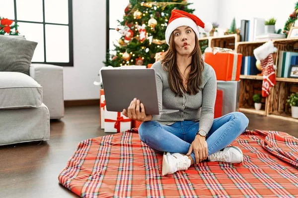 Jovem Mulher Latina Usando Laptop Sentado Árvore Natal Fazendo Cara — Fotografia de Stock