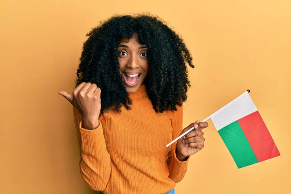 Afričanky Americká Žena Afro Vlasy Drží Madagascar Vlajka Ukazující Palec — Stock fotografie