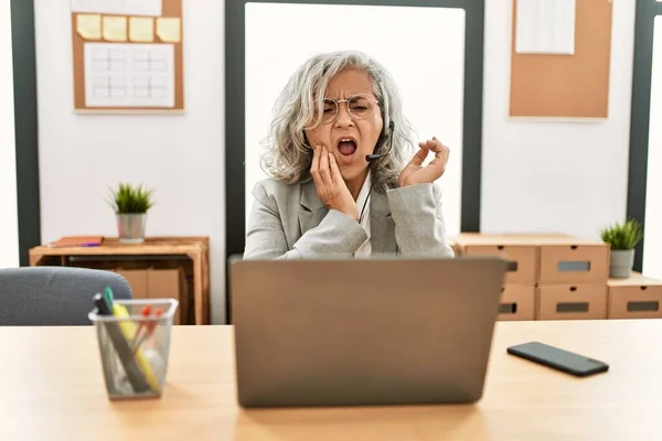 Empresaria Mediana Edad Sentada Escritorio Trabajando Usando Portátil Oficina Tocando — Foto de Stock