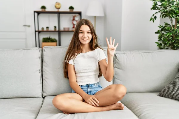 Mladá Brunetka Teenager Sedí Pohovce Doma Ukazuje Ukazuje Prsty Číslo — Stock fotografie