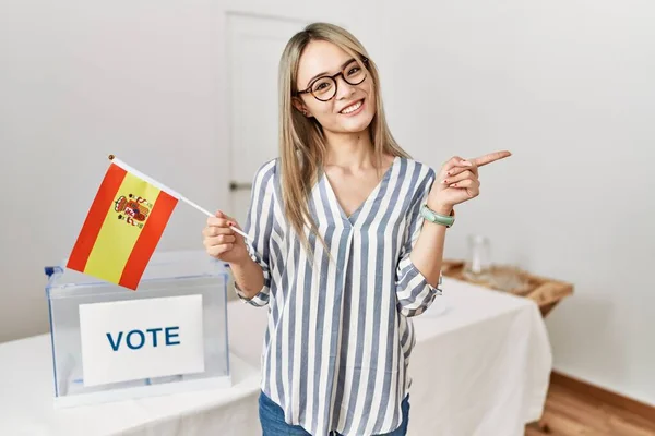 Asiatisk Ung Kvinna Politisk Kampanj Val Håller Spanien Flagga Ler — Stockfoto