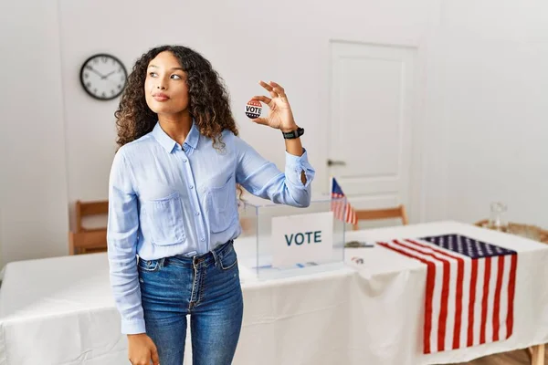 Hermosa Mujer Hispana Pie Campaña Política Mediante Votación Mirando Hacia —  Fotos de Stock