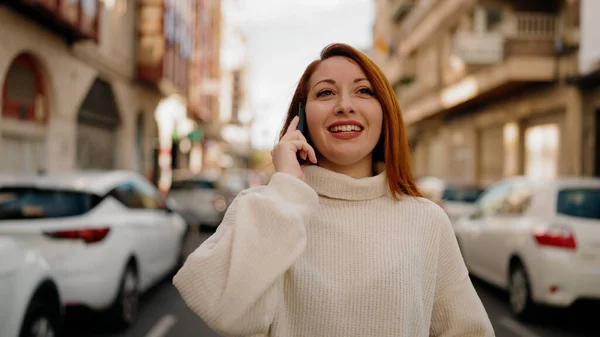 Jonge Roodharige Vrouw Glimlachen Zelfverzekerd Praten Smartphone Straat — Stockfoto