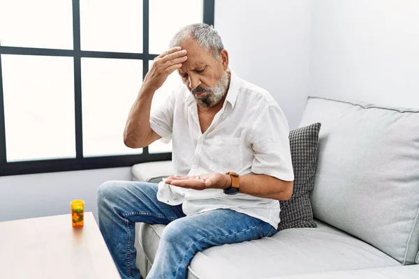 Senior Uomo Dai Capelli Grigi Prendendo Pillola Mal Testa Casa — Foto Stock