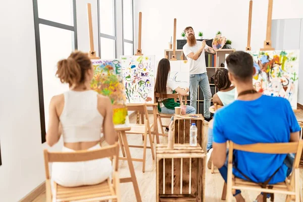 Grupo Pessoas Sorrindo Desenho Feliz Aula Pintura Estúdio Arte — Fotografia de Stock