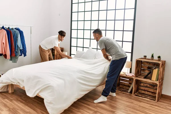 Två Latinamerikanska Män Par Leende Säker Bädda Sängen Sovrummet — Stockfoto