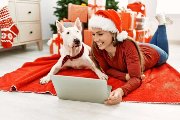 Genç Beyaz Kadın Evde Köpekle Birlikte Yatan Bir Dizüstü Bilgisayar — Stok fotoğraf