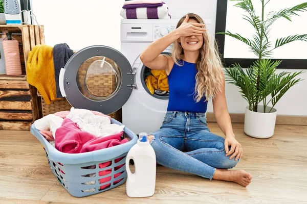 Jonge Mooie Vrouw Doet Zittend Bij Rieten Mand Glimlachend Lachend — Stockfoto