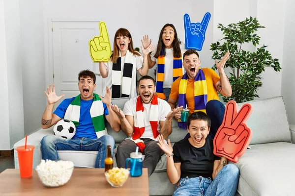 Skupina Lidí Fotbal Chuligán Jásot Hra Slaví Vítězství Šťastným Úsměvem — Stock fotografie