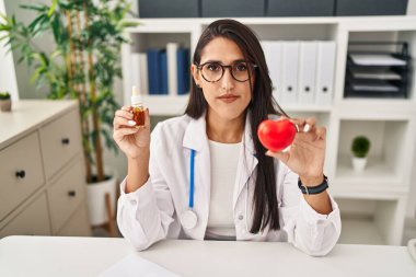 Kalp ve cd yağı tutan genç İspanyol doktor kadın yüzünde ciddi bir ifadeyle gevşedi. Basit ve doğal bir şekilde kameraya bakıyorsun.. 